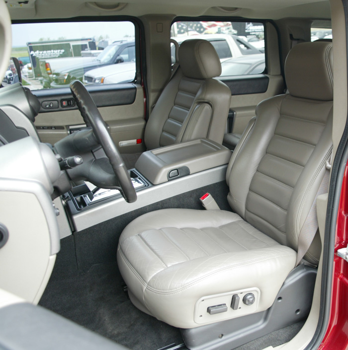 Pre-owned white Hummer H2 SUT