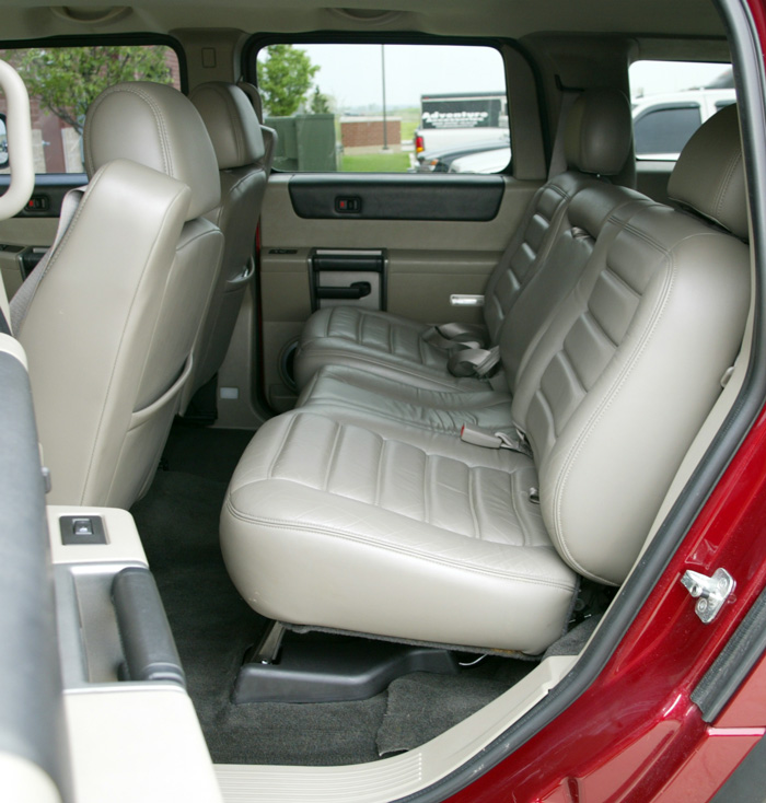 Pre-owned white Hummer H2 SUT