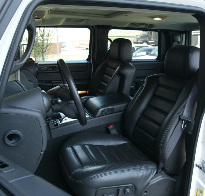 Pre-owned white Hummer H2 SUT